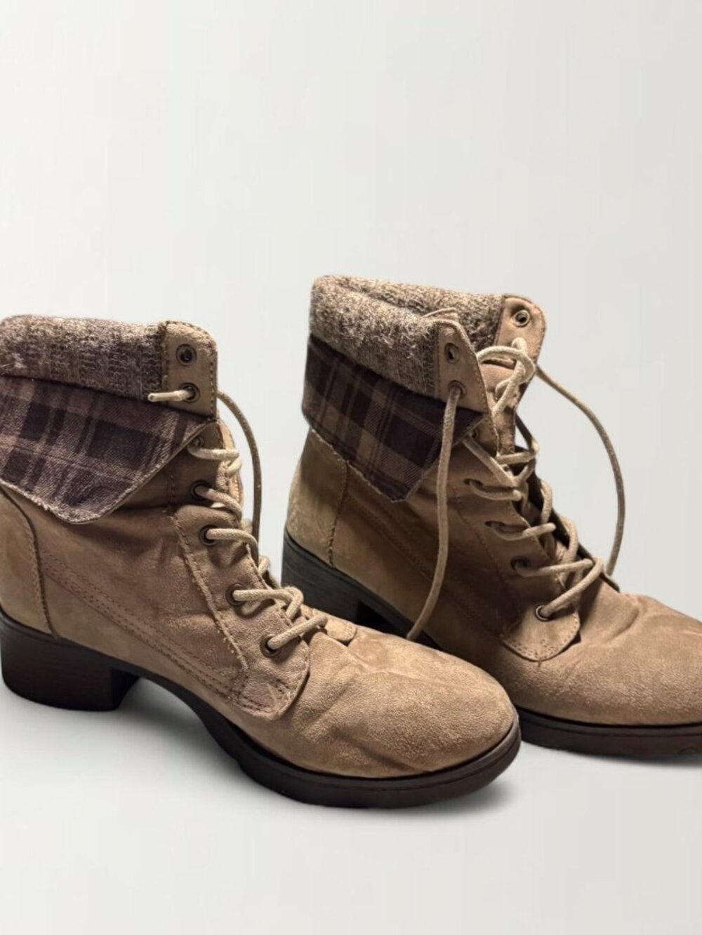 Heeled ankle boots with quilted flaps - size 8